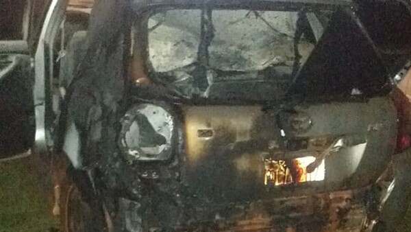 Se incendia vehículo y la víctima sospecha de su ex novio