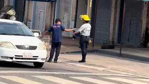 Empaquetador fue sorprendido con hermoso gesto de policía por donar plata a bomberos