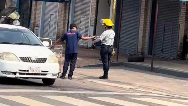 Empaquetador fue sorprendido con hermoso gesto de policía por donar plata a bomberos
