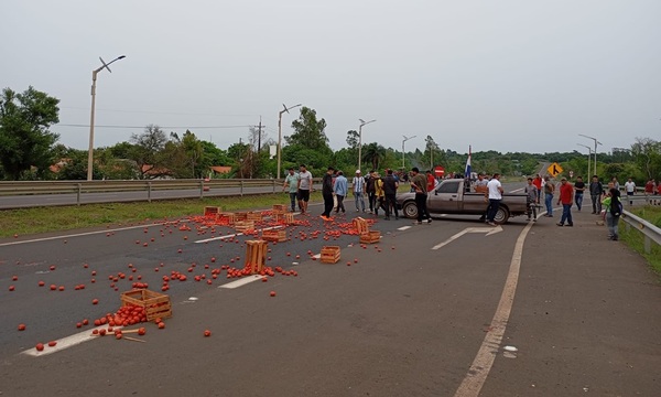 Productores de tomate en Caaguazú cierran la ruta PY02 en protesta contra el contrabando y caída de precios - OviedoPress