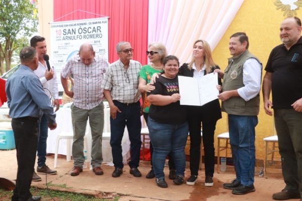 Entregan documentos de traspaso de las tierras de Marina Cué a los beneficiarios - ADN Digital