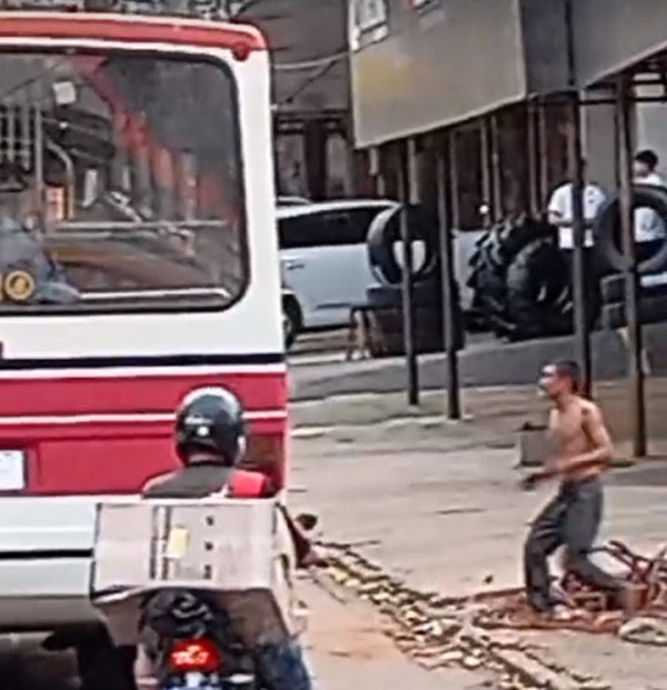 Violento adicto ataca a pedradas un colectivo y hiere en la cabeza a pasajera - La Clave