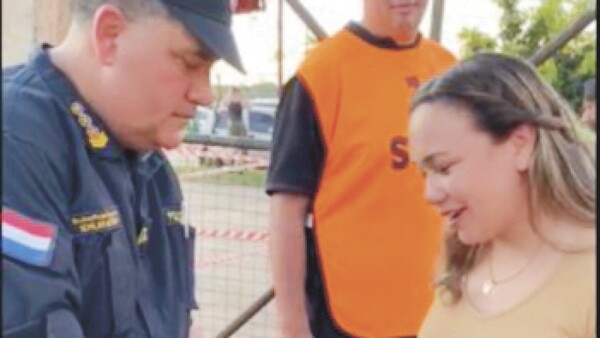 Poli devolvió su billetera a doña que fue a cancha