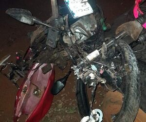 Motociclista embiste contra columna de la ANDE