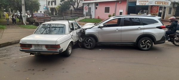 Aparatoso accidente deja daños materiales en el centro de Encarnación