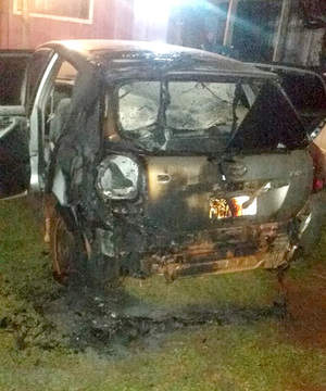 Mujer sospecha que su expareja incendió su automóvil por despecho - La Clave