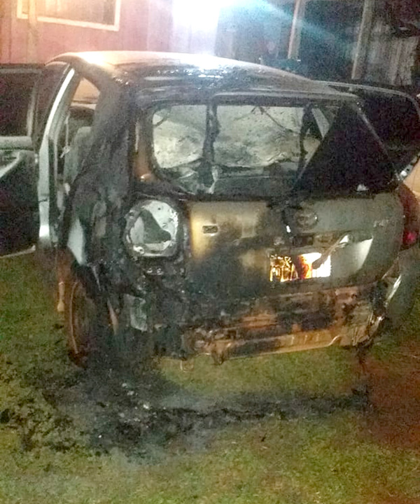 Mujer sospecha que su expareja incendió su automóvil por despecho - La Clave