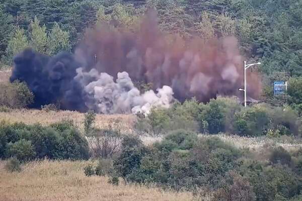 Video: Corea del Norte dinamita las rutas que conectan con el Sur - Mundo - ABC Color