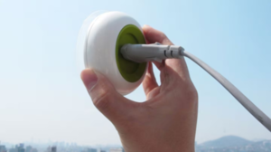 Adiós al enchufe: el invento para cargar dispositivos que no gasta electricidad y funciona con luz solar