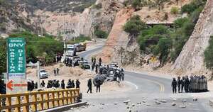 La Nación / Intensifican bloqueos en Bolivia para evitar probable arresto de Evo Morales