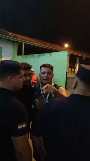 Video: concejal cartista, en aparente ebriedad, agrede a organizadores en evento universitario - Nacionales - ABC Color