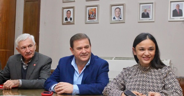 González pierde la confianza del abdismo mientras los cartistas se alían con los liberales en la Junta