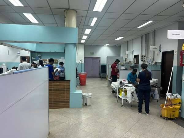 Clínicas tiene problemas de agua y la Essap asiste con camiones cisterna - Nacionales - ABC Color