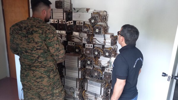 Hallan máquinas de criptomonedas clandestinas en operativo antinarcótico en PJC