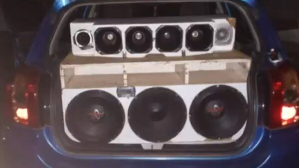 Policía confisca vehículo con equipo de sonido y detiene a militar por escuchar a todo volumen
