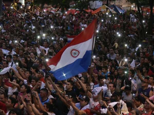 Símbolos stronistas en la bandera: “Algunos todavía extrañan esa época”, dice Franco - Política - ABC Color