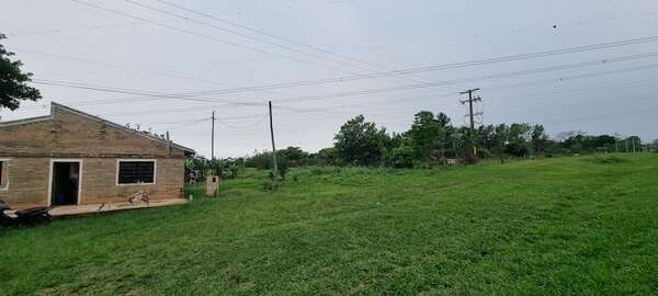 Familia denuncia que se producen descargas eléctricas en su casa a causa de la cercanía de la línea de 500 kV - Nacionales - ABC Color