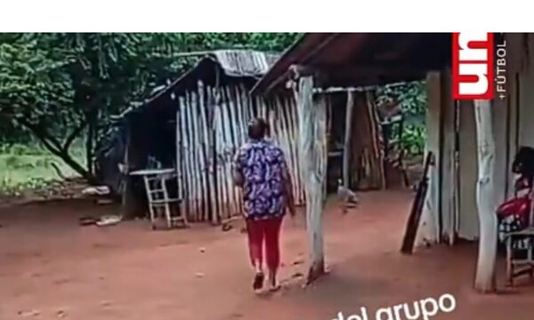 (VIDEO)Doña tiró licuadora a su cobrador porque le requirió
