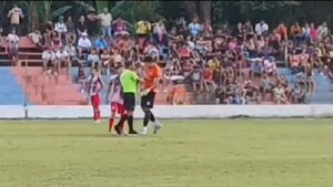 Arquero denunció que árbitro le dio un golpe