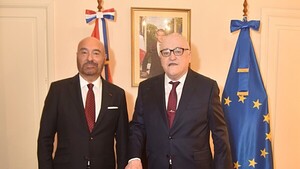 Latourrette Bo es condecorado como Commandeur