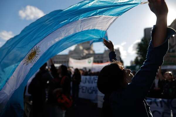 Argentina afrontaría un alto riesgo cambiario si su economía se reactiva, alerta el Celag - Mundo - ABC Color