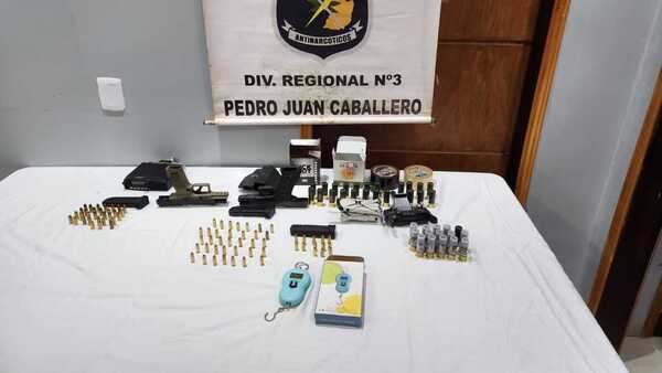 Buscando un cargamento de marihuana, agentes encuentran armas y municiones