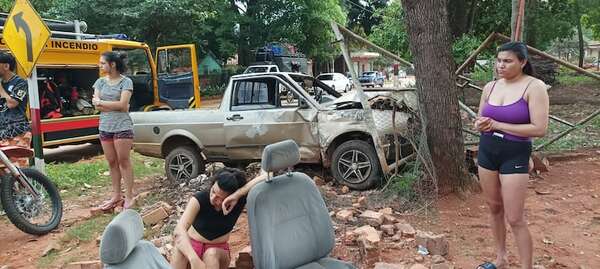 Video: huyó de la Policía y terminó chocando contra una casa en Areguá - Policiales - ABC Color
