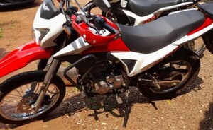 Motociclista atropella a una transeúnte que le salió al paso