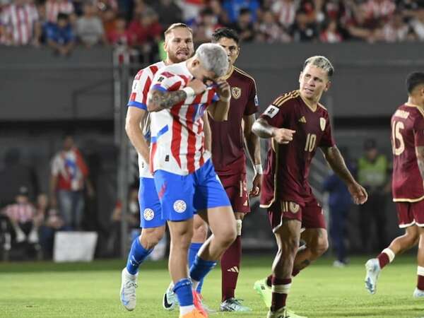 Insólito Julio Enciso: erró el penal, lloró y pidió el cambio - Selección Paraguaya - ABC Color
