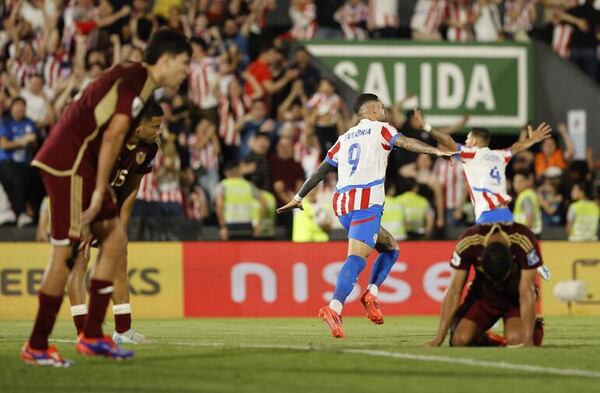 ¡Paraguay remontó con doblete de Antonio Sanabria y está en zona del Mundial 2026! - Selección Paraguaya - ABC Color