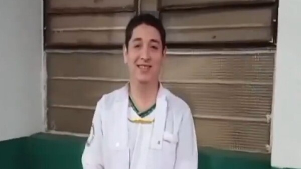 Ejemplo de superación: Joven vendía helados en las calles y se recibe de médico cirujano