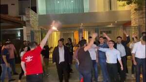 Video: nueva protesta de estudiantes de Derecho UNA contra la decana Myriam Peña - Nacionales - ABC Color