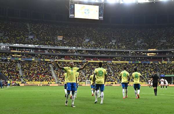 Brasil se acomoda en la tabla goleando a Perú - Fútbol Internacional - ABC Color