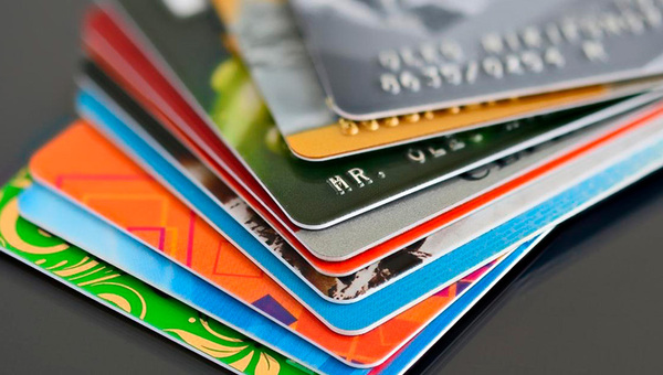 Más plástico: uso de tarjetas de crédito crece 15,8% interanual (compras de fin de año romperán récord histórico)