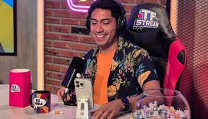 Joel Sandino demostró ser el mejor comiendo panchos colgantes - Teleshow