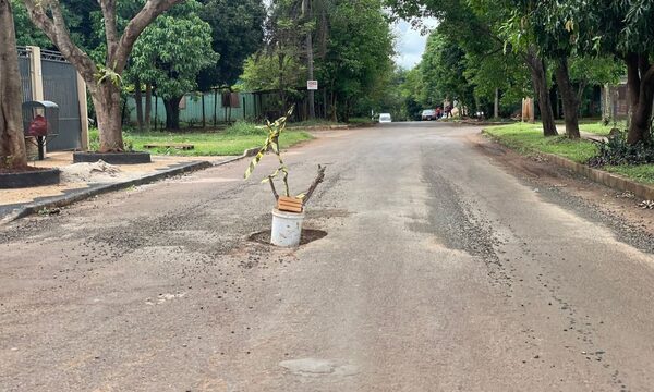 Con balde señalizan bache en CDE