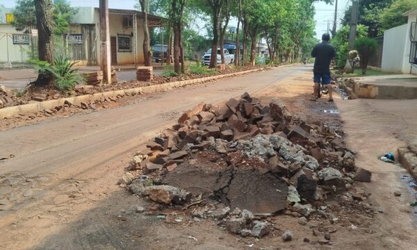Prieto levantó el viejo asfalto del Km 9 Acaray y abandonó la obra hace un mes, sin repararla