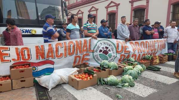 Productores de frutihortícolas prevén marcha y “derrame simbólico” como protesta anticontrabando - Nacionales - ABC Color