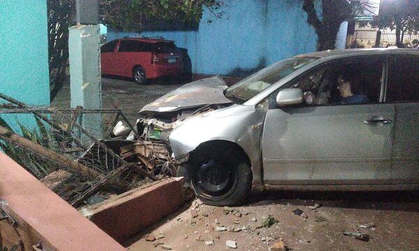 Conductora choca contra tejido de vivienda en CDE