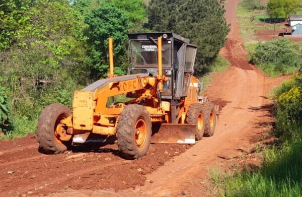 Optimización de caminos vecinales en Itapúa mejora la transitabilidad de 2.500 habitantes