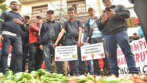 Productores lanzan a la calle tomates y locotes en repudio al contrabando