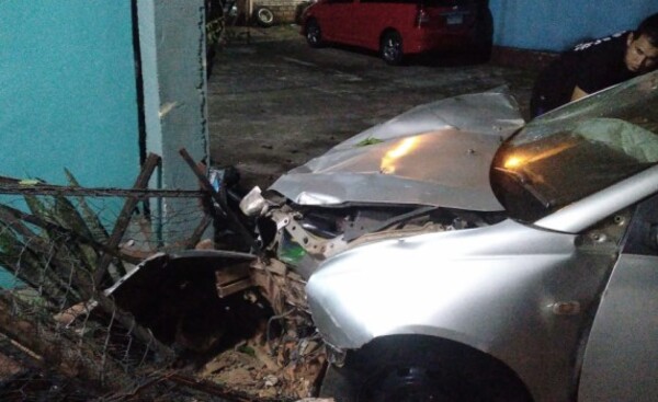 Un automóvil embistió contra una columna de la Ande y una valla