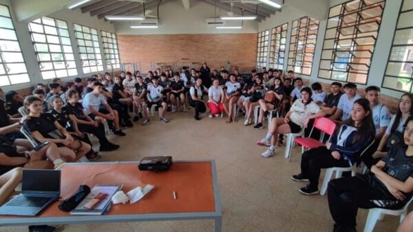 Estudiantes de Abaí conocen sobre los peligros del vapeador
