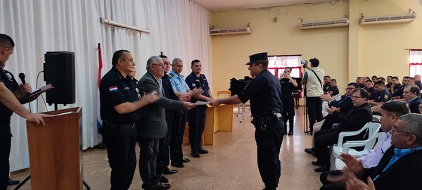 Reconocen a agentes policiales en Itapúa