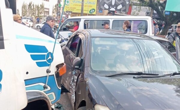 Choque entre bus y automóvil dejó tres personas lesionadas