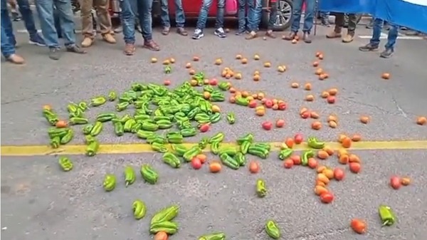 Agricultores protestan en Asunción lanzando sus productos a la calle - ADN Digital