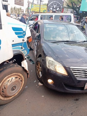 Choque entre bus y automóvil deja tres heridos - ADN Digital
