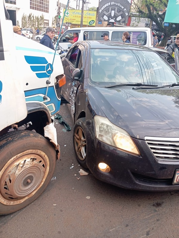 Choque entre bus y automóvil deja tres heridos - ADN Digital