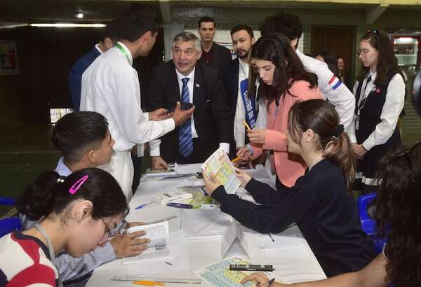 MEC: bolígrafos sin tinta y lápices rotos en revisión de kits escolares - Nacionales - ABC Color