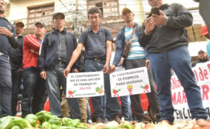 Productores protestan lanzando tomates y locotes en rechazo al contrabando